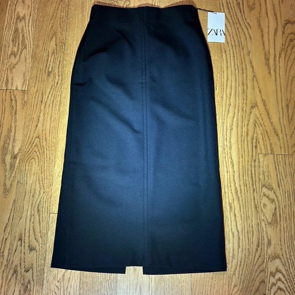 NWOT. Women’s black Zara pencil skirt.  Size M.